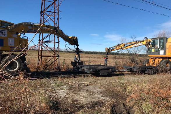 CatherineTrevet's tweet photo. 🛤️Travaux d'urgence @SNCFReseau terminés en avance sur l’embranchement de l’usine @Arkema_fr  de la ligne Lannemezan-Arreau #Occitanie 
Au total :
🚧1200 traverses injectées
🚧500K€ investi
🚧3 semaines de travaux en fermeture de ligne
Bravo aux équipes pour ce travail👏 https://t.co/gbBpS5QDjg
