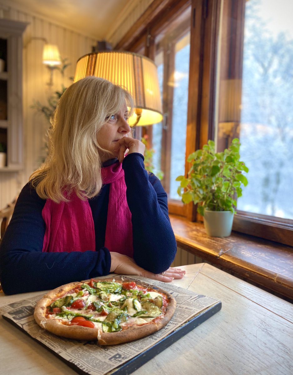 Principā es mēģinu notievēt:). Bet, ja esat Valmierā, te - Vīnkalnu picērijā,vērts iegriezties. Pica cepta malkas krāsnī un ir izcila.