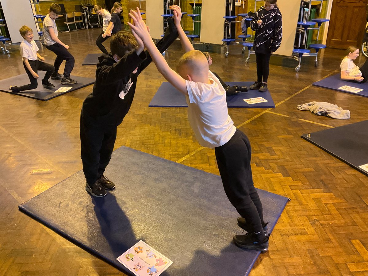 Vernon56KS2's tweet photo. Counter balances and counter tensions in PE this afternoon for Year 6! #VPPPE https://t.co/zn6Xfc63Rv