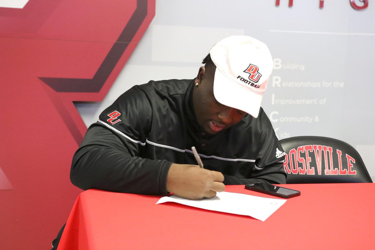 Congratulations to seniors Elijah Baker on signing to Grand Valley State University and Dezzmon Meriwether on signing to Davenport University. #RFB #TheNewNormal #NationalSigningDay2023