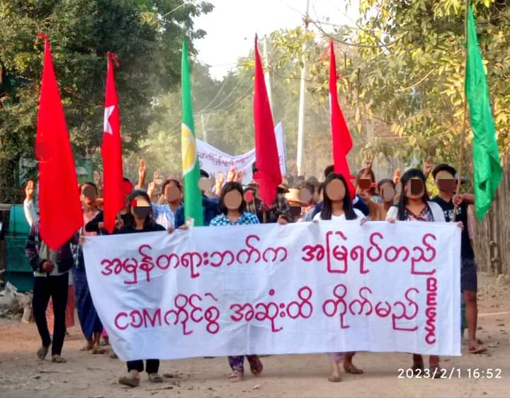 MROSE66943275's tweet photo. #MYANMAR : The basic education general strike committee of Myaing & residents of #Myaing township took to the streets on the evening of Feb 1, to show their solidarity against the military regime. @Khithitofficial
#SpringRevolutionBurma
#WhatsHappeningInMyanmar https://t.co/AvPGDq19vQ