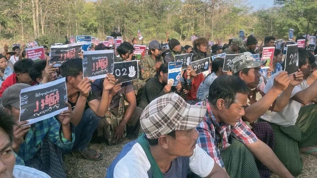 MROSE66943275's tweet photo. #MYANMAR : In Yaw area of Magway Region, pro-democracy residents and comrades of The Youth Force (TYF) & CDF-Mindat staged an anti-military protest on Feb 1, marking the 2nd anniversary of Spring Revolution. @Khithitofficial
#SpringRevolutionBurma
#WhatsHappeningInMyanmar https://t.co/74UA3Fy2s7
