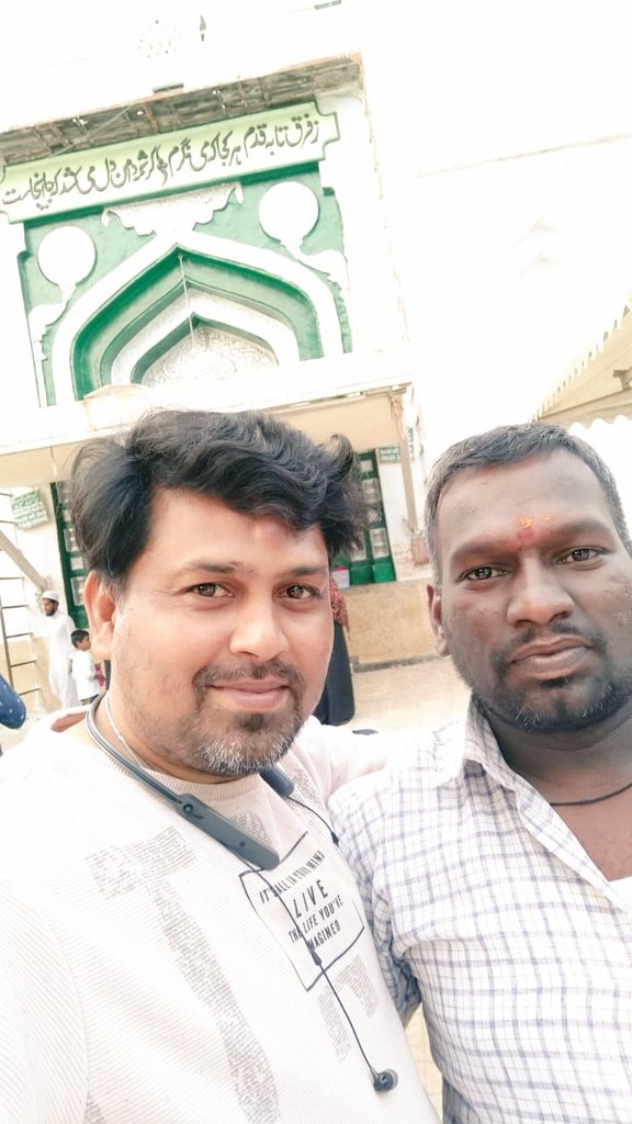 LBorabanda's tweet photo. lబోరబండ మిత్రులతో కలిసి  గుల్బర్గా దర్గాకు వెళ్లి పవిత్రంగాల్లా దర్గాలో ప్రేయర్ లో పాల్గొని రఫిక్  గారు, నయీమ్ గారు, లతీఫ్ గారు ,అనుగారు, అనిల్ గారు, మా మిత్రుల గురించి మా . నాయకుల గురించి ప్రేయర్ చేయడం జరిగింది💐💐🙏 https://t.co/3IY57psN0l