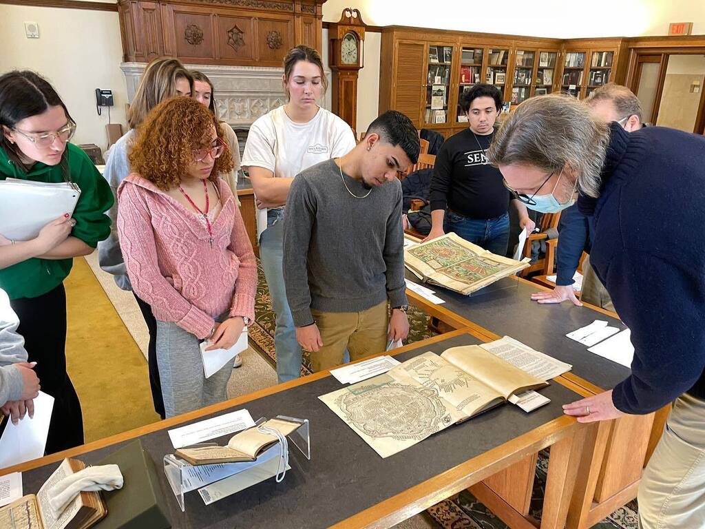 Special Collections hosted Spanish 398 class with Prof. Matthew Bush for examining manuscripts, vintage maps and travel accounts related to Latin America from Cortes to Miles Rock. Highlight of the discoveries was 16th century paradise-like depiction of … instagr.am/p/CoKIk9eOHgC/