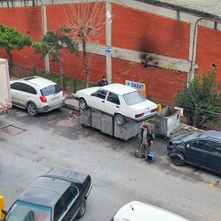pusholder's tweet photo. İstanbul'da bir esnaf, dükkanının önüne sürekli park edilen aracı çöpe attı. https://t.co/o4U2FB0zPB