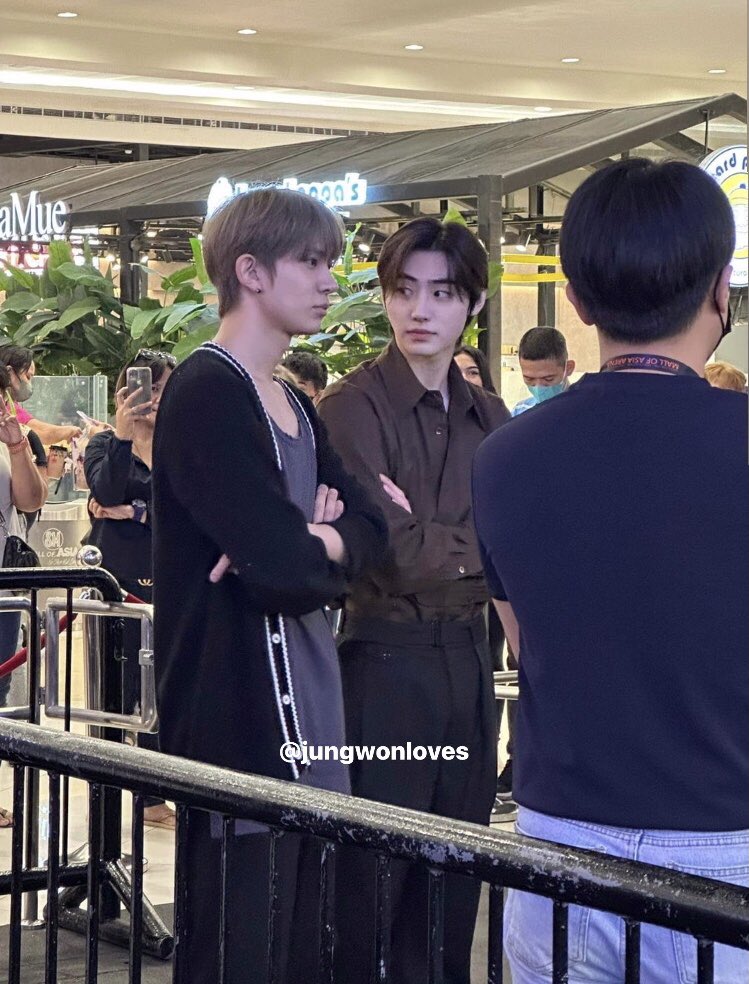 luvrr1a's tweet photo. ARE THEY REAL?! 😭😭 THEY LOOK LIKE A STANDEES FOR ME HAHAHAHA IDK AMPOGII NILA 😭😭 

crdts; @jungwonloves

#MANIFESTO_IN_MANILA #ENHYPEN_IN_MANILA https://t.co/MMsCXIR2Hz