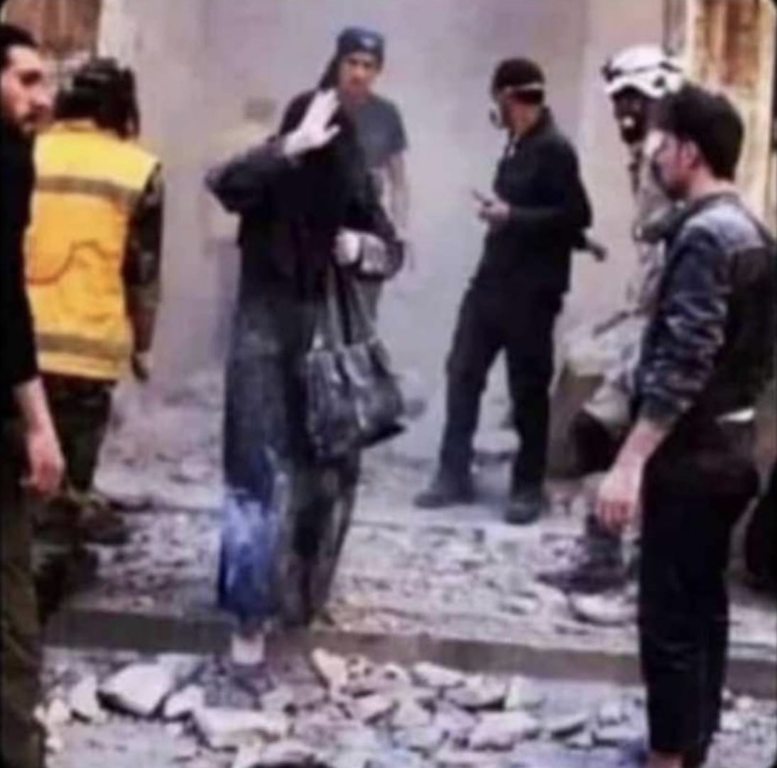 سقط منزلها ولم يسقط حجابها ✨،
ترفع يدها مشيرة أنها بخير؛ كي لا يلمسها أحد ..
العفة في زمن الفتن، إنها العقيدة 👌🏻.