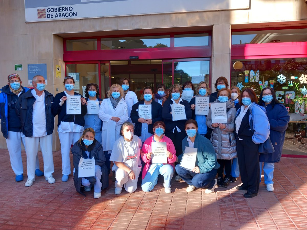 CCOOHabitat_AR's tweet photo. Decimo octava jornada de huelga de limpieza de las compañeras de Huesca, siguen en lucha. Las limpiadoras de la DGA de la Sagrada Familia apoyan la a sus compañeras. Ahora en la plaza Navarra.
@CCOO_Habitat @CCOOAragon @fbaraza27 @Nativados @Irene86557312 @mariano1838 https://t.co/bbpDh5DesO