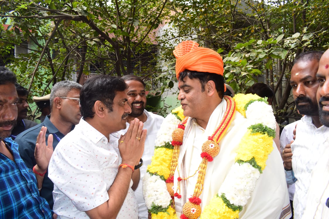MunendraKumarKA's tweet photo. ಇಂದು ರಾಜ್ಯದ ಮಾಜಿ ಉಪ ಮುಖ್ಯಮಂತ್ರಿಗಳು ಕರ್ನಾಟಕ ಸರ್ಕಾರದ ಹಾಲಿ ಜನಪ್ರಿಯ ಉನ್ನತ ಶಿಕ್ಷಣ ಸಚಿವರಾದ ಸನ್ಮಾನ್ಯ ಶ್ರೀ ಡಾ|| ಸಿ ಎನ್ ಅಶ್ವತ್ಥ ನಾರಾಯಣ್ ಅವರ ಹುಟ್ಟು ಹಬ್ಬವಾಗಿದ್ದು ಅವರನ್ನು ಭೇಟಿ ಮಾಡಿ ಶುಭಾಶಯಗಳನ್ನು ಕೋರಲಾಯಿತು.
@drashwathcn https://t.co/jaYLOvekxp