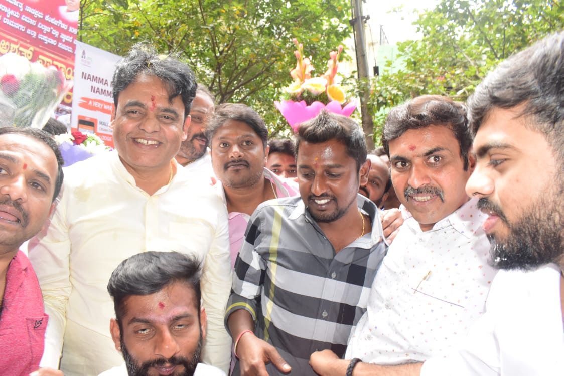 MunendraKumarKA's tweet photo. ಇಂದು ರಾಜ್ಯದ ಮಾಜಿ ಉಪ ಮುಖ್ಯಮಂತ್ರಿಗಳು ಕರ್ನಾಟಕ ಸರ್ಕಾರದ ಹಾಲಿ ಜನಪ್ರಿಯ ಉನ್ನತ ಶಿಕ್ಷಣ ಸಚಿವರಾದ ಸನ್ಮಾನ್ಯ ಶ್ರೀ ಡಾ|| ಸಿ ಎನ್ ಅಶ್ವತ್ಥ ನಾರಾಯಣ್ ಅವರ ಹುಟ್ಟು ಹಬ್ಬವಾಗಿದ್ದು ಅವರನ್ನು ಭೇಟಿ ಮಾಡಿ ಶುಭಾಶಯಗಳನ್ನು ಕೋರಲಾಯಿತು.
@drashwathcn https://t.co/jaYLOvekxp