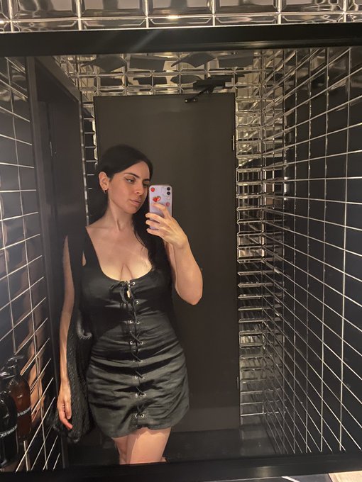 who&rsquo;s gonna invite me to have dinner in madrid? 💌 this are some of my favorite dates. proposals at mariaxriot@protonmail<a href="/tag/mvsales"class="tags"><span>#mvsales</span></a>