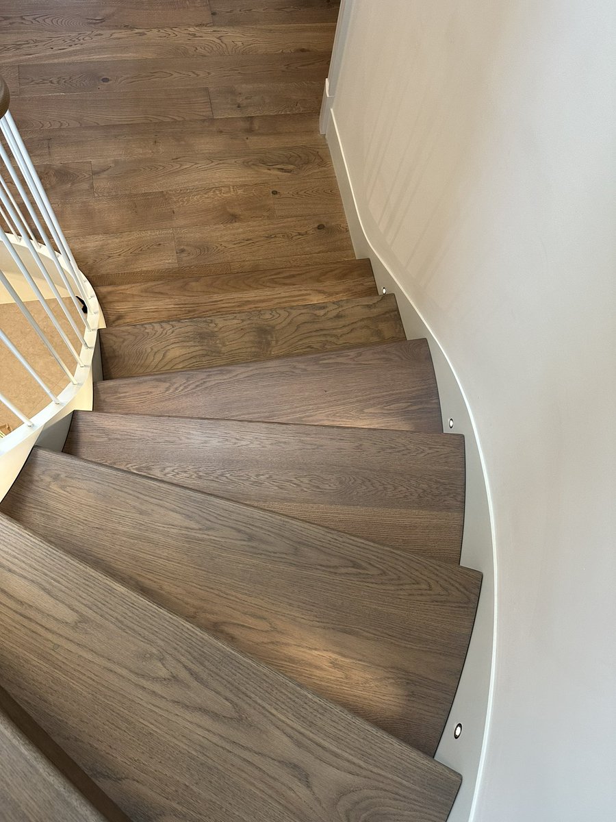 planet_flooring's tweet image. Sanded, stained and finished these oak treads to match the floor colour           #colourmatch #staining #staircase #woodflooring