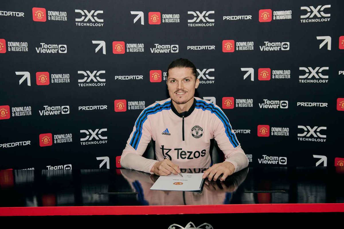 iMiaSanMia_en's tweet photo. Marcel Sabitzer unveiled as new Manchester United player [📸 @ManUtd] https://t.co/5eXw7X8zUf