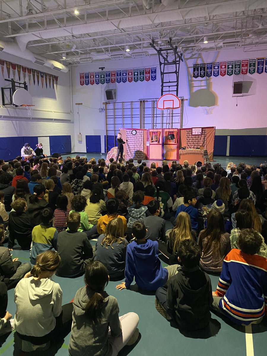 Merci @lredtheatre for coming to present Les lutins cordonniers (The Shoemaker’s Elves) to @AllenbyPS_TDSB 👢 It was so nice to bring FI and Core French classes together to watch this fun, French play!