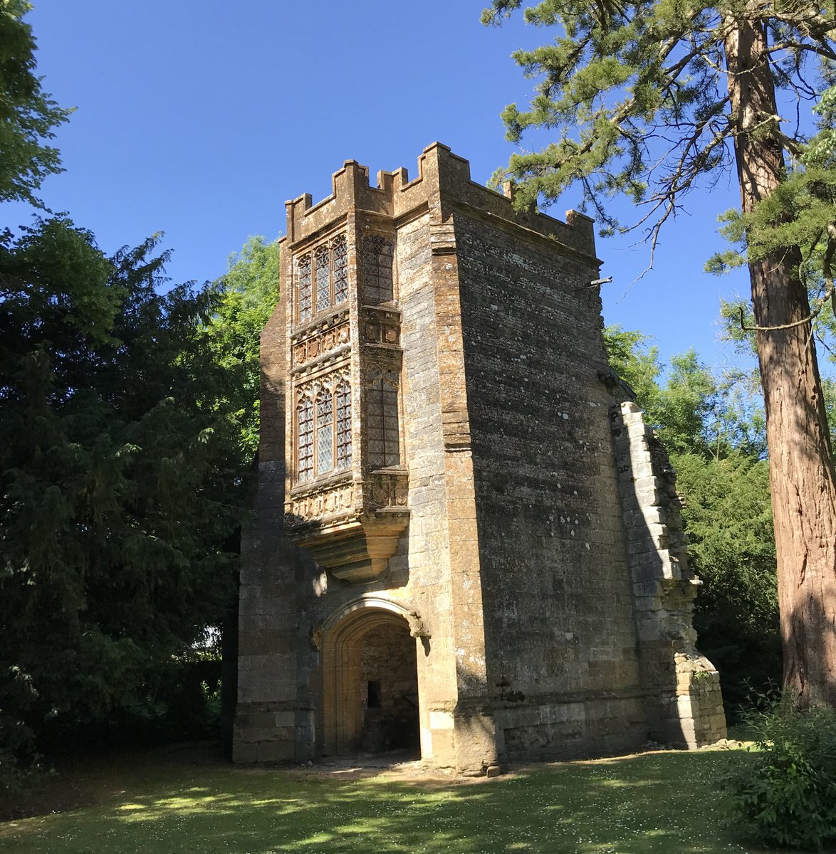 Following a fantastic meeting with the Cerne Historical Society, this summer's field work at #CerneAbbas is confirmed! 
Lots of great community engagement and knowledge exchange activities planned, it marks the start of a 'giant' research project with @Helen_Gittos ⛏️🧺🔭