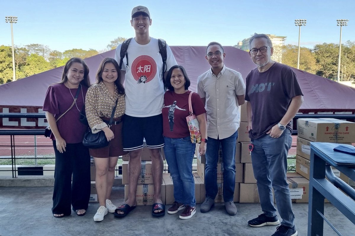 mandyrektor's tweet image. Alam ko namang mabubudol ulit ako.😜Mas marami pa kong activities ngayong ‘di na ko presidente ng @ntgbUP😅 But it’s inspiring to see our athletes religiously training for their events in #UAAPSeason85 despite difficulties in funding. #UPFight #nowheretogobutUP 
✊🏼❤️💚