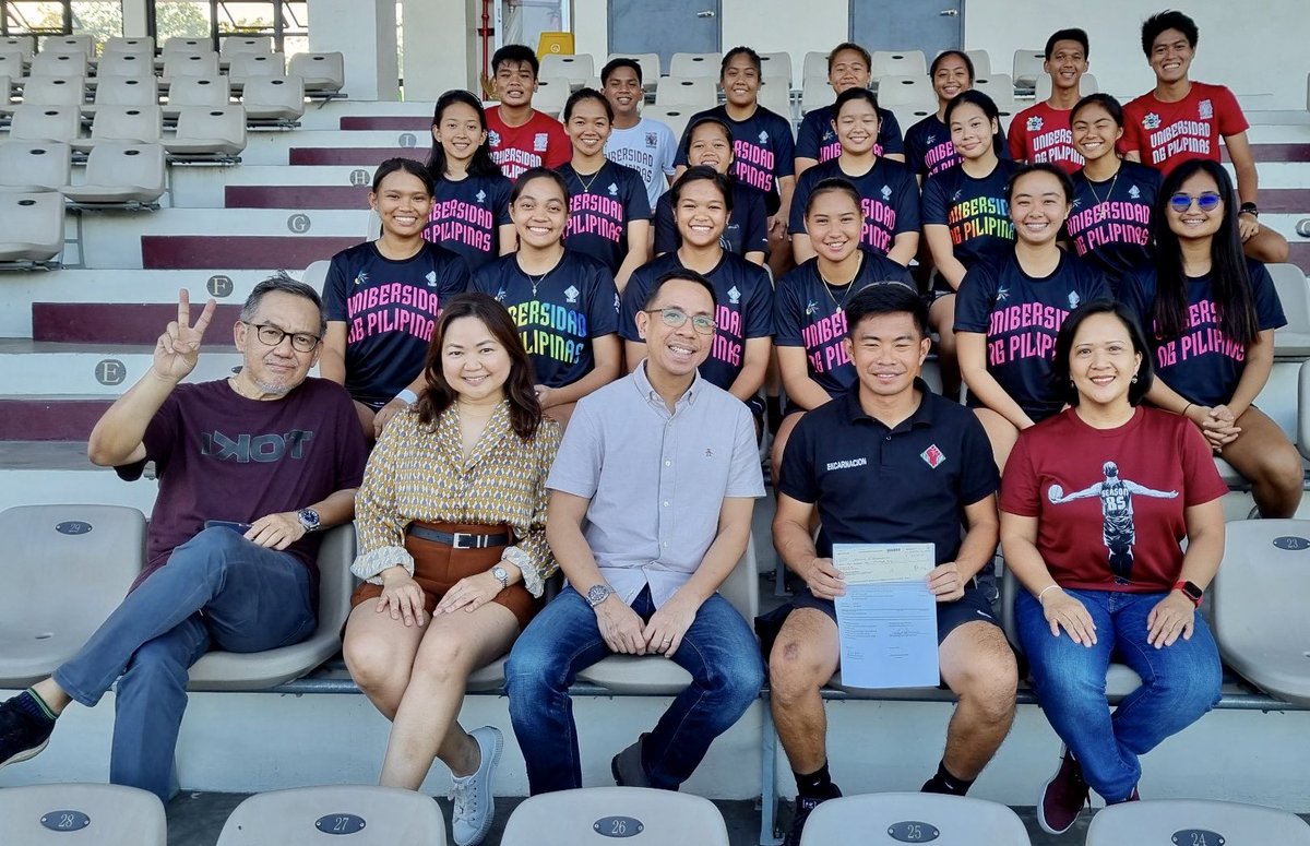 mandyrektor's tweet image. Alam ko namang mabubudol ulit ako.😜Mas marami pa kong activities ngayong ‘di na ko presidente ng @ntgbUP😅 But it’s inspiring to see our athletes religiously training for their events in #UAAPSeason85 despite difficulties in funding. #UPFight #nowheretogobutUP 
✊🏼❤️💚