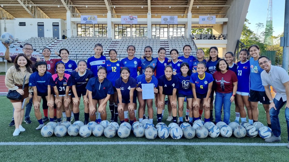 mandyrektor's tweet image. Alam ko namang mabubudol ulit ako.😜Mas marami pa kong activities ngayong ‘di na ko presidente ng @ntgbUP😅 But it’s inspiring to see our athletes religiously training for their events in #UAAPSeason85 despite difficulties in funding. #UPFight #nowheretogobutUP 
✊🏼❤️💚
