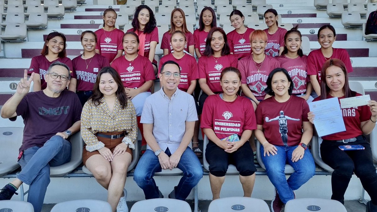 mandyrektor's tweet image. Alam ko namang mabubudol ulit ako.😜Mas marami pa kong activities ngayong ‘di na ko presidente ng @ntgbUP😅 But it’s inspiring to see our athletes religiously training for their events in #UAAPSeason85 despite difficulties in funding. #UPFight #nowheretogobutUP 
✊🏼❤️💚
