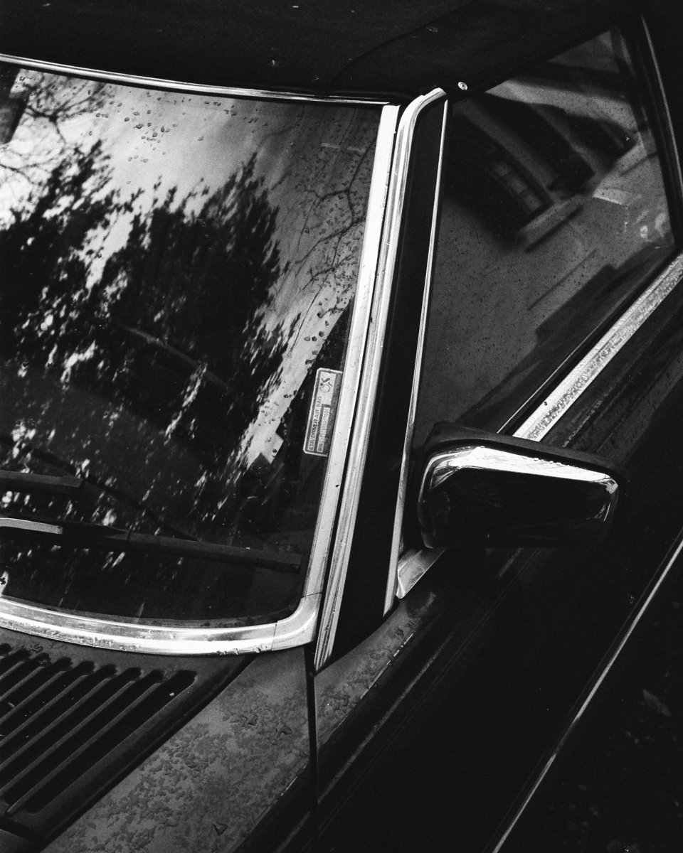 NightOwlVision's tweet photo. Treasure hunting in Savannah. Shot on Ilford HP5 at ISO 800 + a yellow filter
#filmphotography #FilmIsNotDead #shootfilm #leica #leicam6 #LeicaCamera #filmshooters #staybrokeshootfilm #believeinfilm #ilford #ilfordhp5 #yellowfilter #monochrome #savannah #georgia #car https://t.co/Qq5YbNDJul