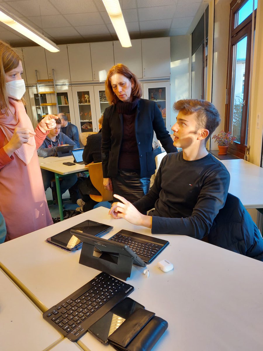 Bildung_SH's tweet image. Bildungsministerin @PrienKarin  informierte sich heute über den Einsatz des Lernmanagementsystems #itslearning am Ostsee-Gymnasium Timmendorfer-Strand. Seit zwei Jahren nutzt die Schule in allen Klassenstufen das System und entwickelt es stetig weiter. #DigitalTransformation