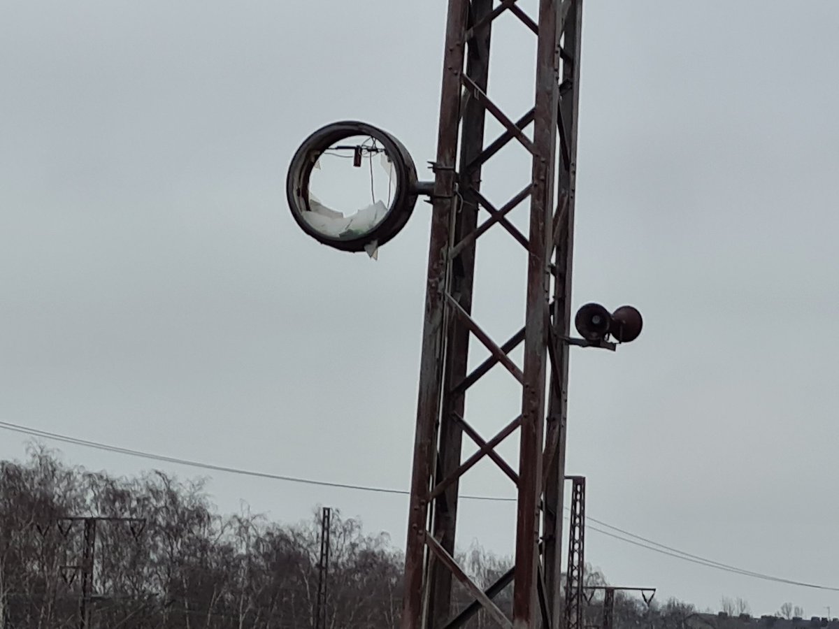 Tharsonius's tweet image. Bewundere gerade dieses "zeitlose" Uhrendesign in Essen Hbf. 😇😅