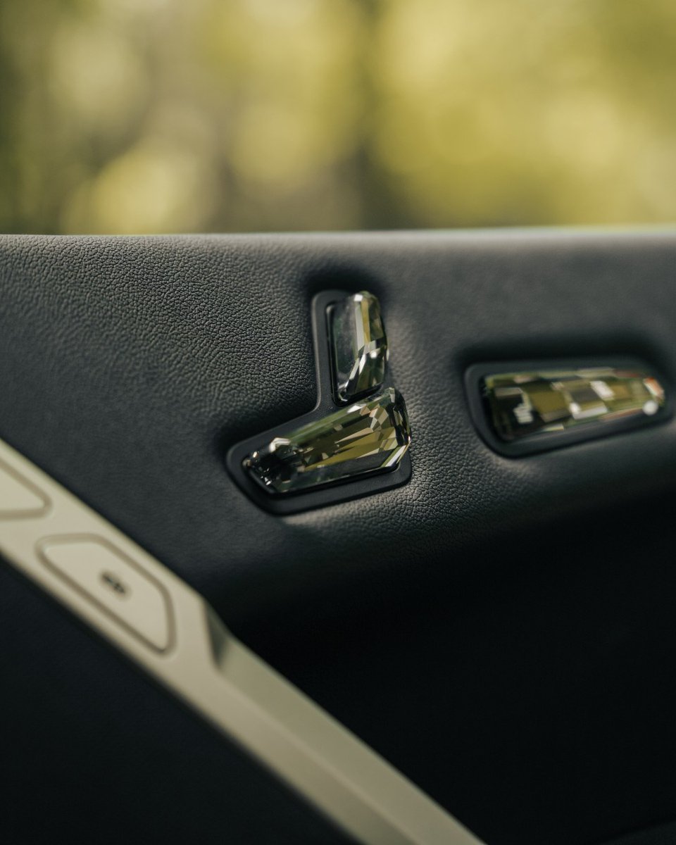 BMW's tweet photo. The glass iDrive controller 🤝 The seat controls 
                     An elegant driving experience.

📸 IG: https://t.co/Qjbo4pRSGj 

The BMW iX. 
#THEiX #BMWi https://t.co/eQ75W75SRM
