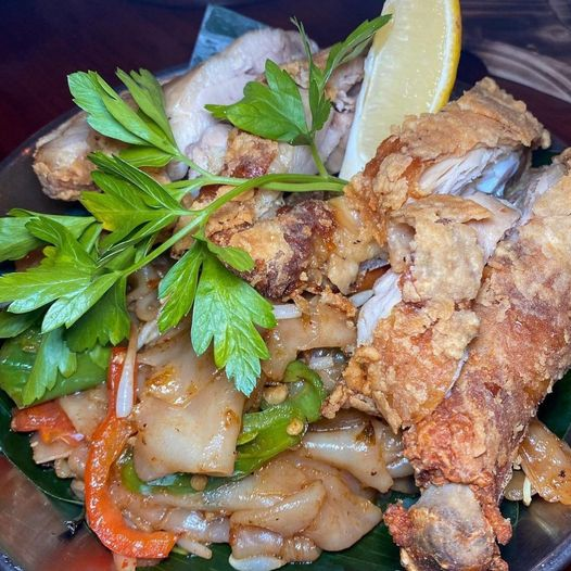 Pad Kee Mao with Fried Chicken 🍗 
#indoordining #outdoordining 
Sunday - Thursday Noon-10.30pm
Friday - Saturday Noon-11.00 pm 
.
#nycfood #nycfoodie #nyceats #nycdining #nycdatenite #datingnyc #nycrestaurants