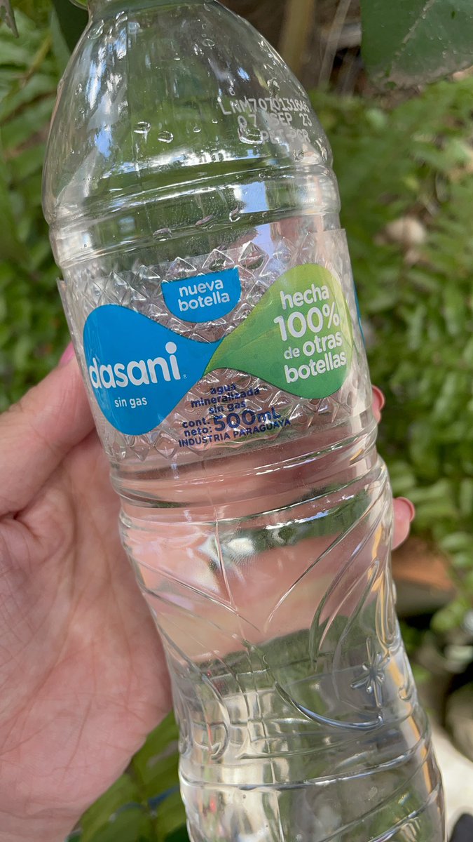 andresosac's tweet photo. Aquí también porque sigo emocionada! Ayer lanzamos esta botellita que está hecha 100% de otras botellas recicladas ♻️ todo hecho en Paraguay 🇵🇾 https://t.co/peZp6iElrR