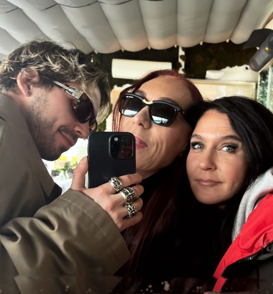 Dad, grandma and great grandma
I love them 💜🥹