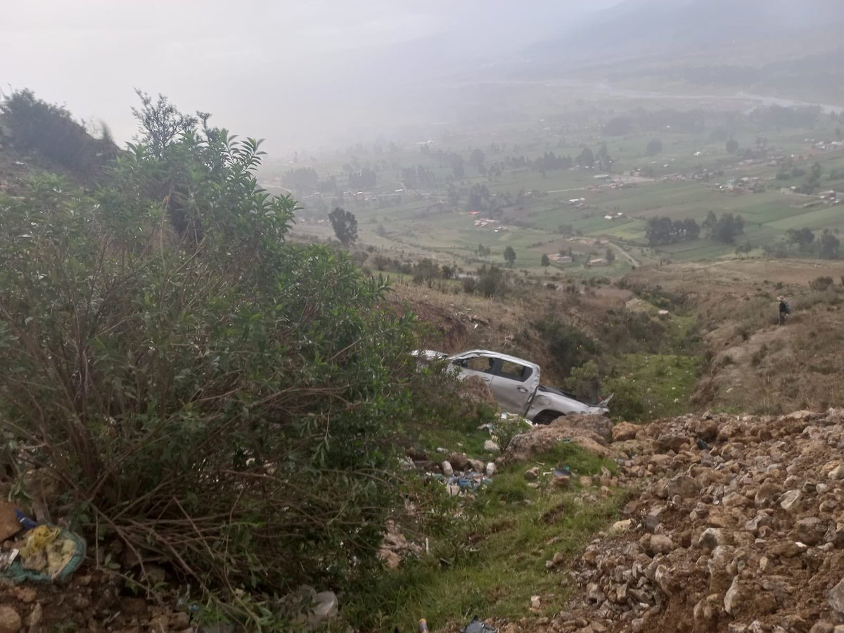HersonAQ's tweet photo. #Huancayo 
Funcionarios del GRJ salvan de morir tras despistarse y volcar con camioneta oficial. De milagro, gerente de infraestructura y otras 4 personas terminaron solo con contusiones. 
Preliminarmente, se sabe que habría la causa habría sido una falla mecánica. https://t.co/Thbf6K8ygf