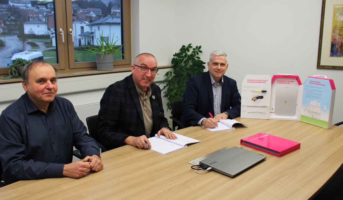 telekomnetz's tweet photo. Schnelles Internet für Markt #BadBocklet. Mehr Tempo: Mit bis zu 1 #Gigabit pro Sekunde surfen. Über 1.500 Haushalte können nach dem Ausbau schnellere Anschlüsse nutzen. #Telekom #DasNetz #Glasfaser #Glasfaseristmagenta Foto: Bad Bocklet. https://t.co/EUVoNqovCh