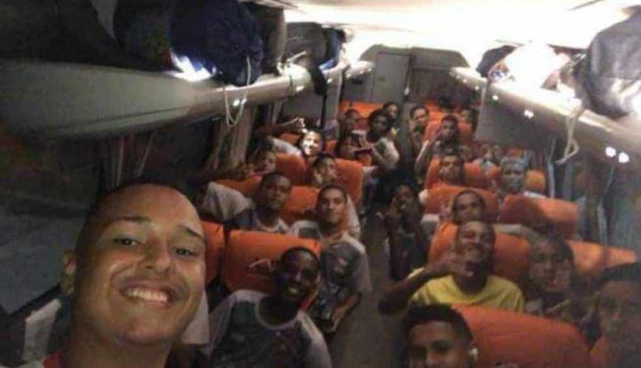 eulucaschao's tweet photo. Sabe o acidente que tirou a vida de várias crianças, dos jogadores em busca dos seus sonhos? Então, o treinador era meu irmão, e isso tá sendo doloroso, ele com apenas 18 anos tirou meninos das drogas com o seu futebol, e eu, com a minha mãe, queremos seguir esse sonho por ele(+) https://t.co/5MfQMjx6oA