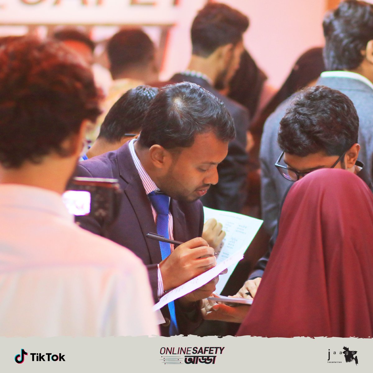 VforBD's tweet image. In Bogura, a workshop on online safety and positive content creation highlighted the need to make responsible online choices. 

#ShabdhaneOnline #PositiveContent #SpreadPositivity