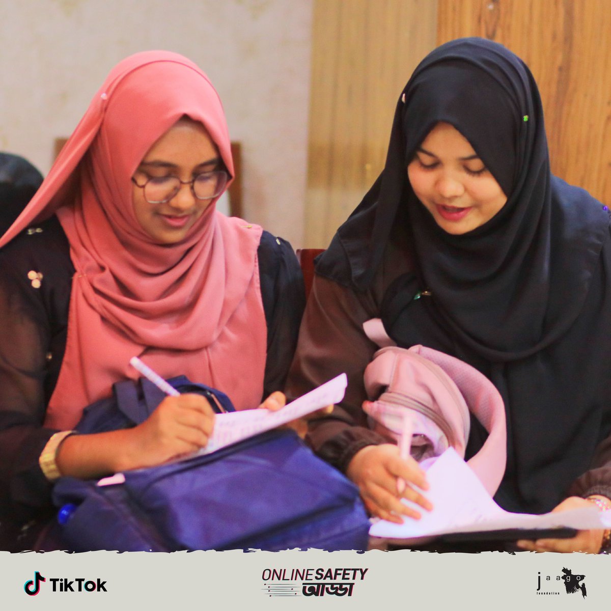 VforBD's tweet image. In Bogura, a workshop on online safety and positive content creation highlighted the need to make responsible online choices. 

#ShabdhaneOnline #PositiveContent #SpreadPositivity