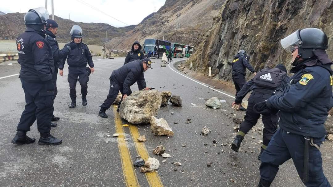 HersonAQ's tweet photo. Carretera Central
POLICÍAS LIMPIAN VÍA BLOQUEADA PARA PERMITIR PASE EN MOROCOCHA https://t.co/IbANp02bx5