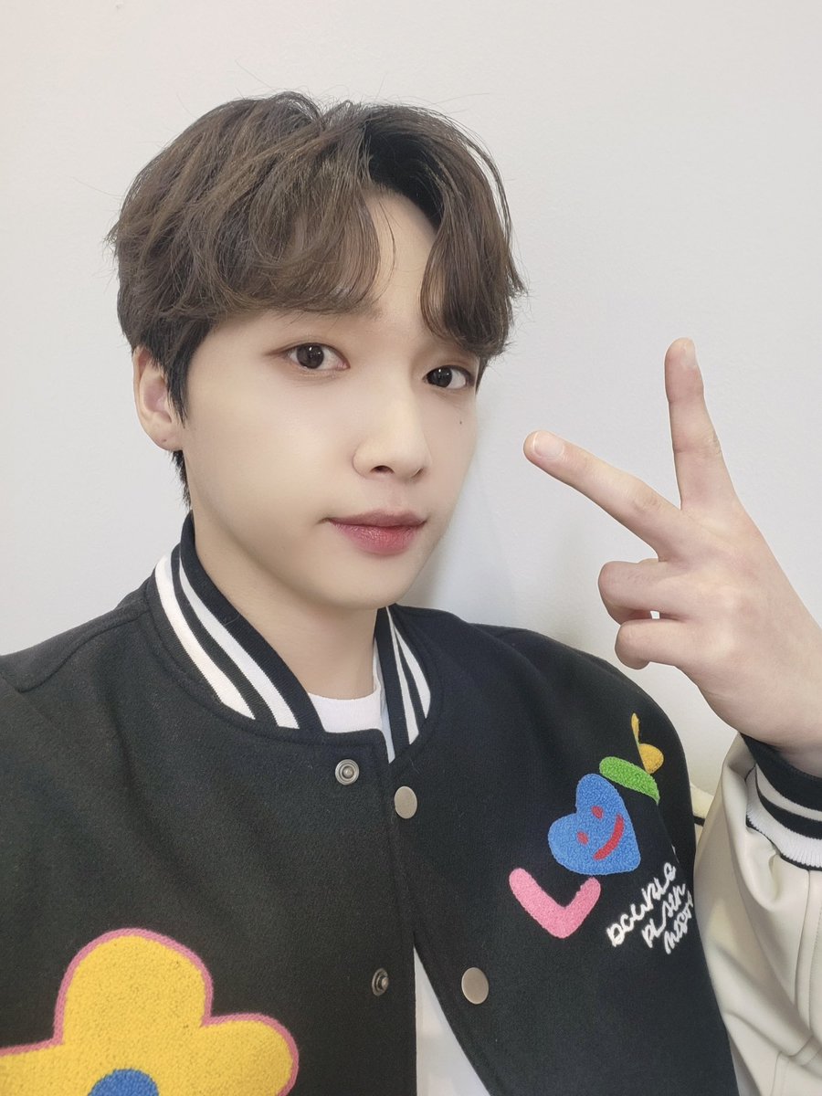 jeongsewoon_twt's tweet photo. [#정세운]
재미없어서 하품은 모르겠고
여기저기 뽀짝거리며 노래하다가 깜찍한 엔딩까지 보여주는 세운이 얼굴이 재밌어서 입을 다물지 못하는 중 🫢

I know I’m 🎤🍀 Nerdy 〰️〰️

https://t.co/NrsRI7Bv0S

#JEONGSEWOON 
#MUSHROOMLIVE #머쉬룸라이브
#Nerdy https://t.co/PgcpIK1ulC