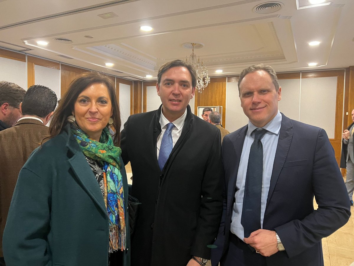 Nuestro Director General, <a href="/juanmerino_/">Juan Merino ❄️🌬️</a>  y nuestra Directora Gerente <a href="/anaflorperez/">Ana Flor Pérez</a> junto al economista <a href="/dlacalle/">Daniel Lacalle</a> en la jornada “Perspectivas para 2023, ¿Dónde ponemos el foco?” organizada por <a href="/AeefExt/">A.E.Empresa Familiar</a> 
#EmpresaFamiliar #Economía #Mercados