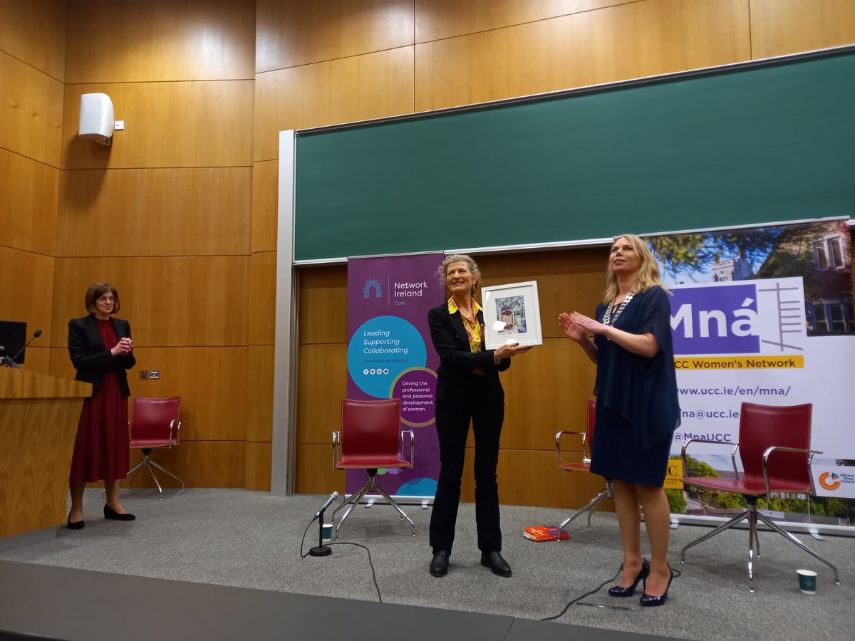 A beautiful piece of art by the talented artist Sue Nelson being presented to our speaker @MASieghart at last night's talk on #TheAuthorityGap. Sue's work can be seen on suenelsonartist.com
