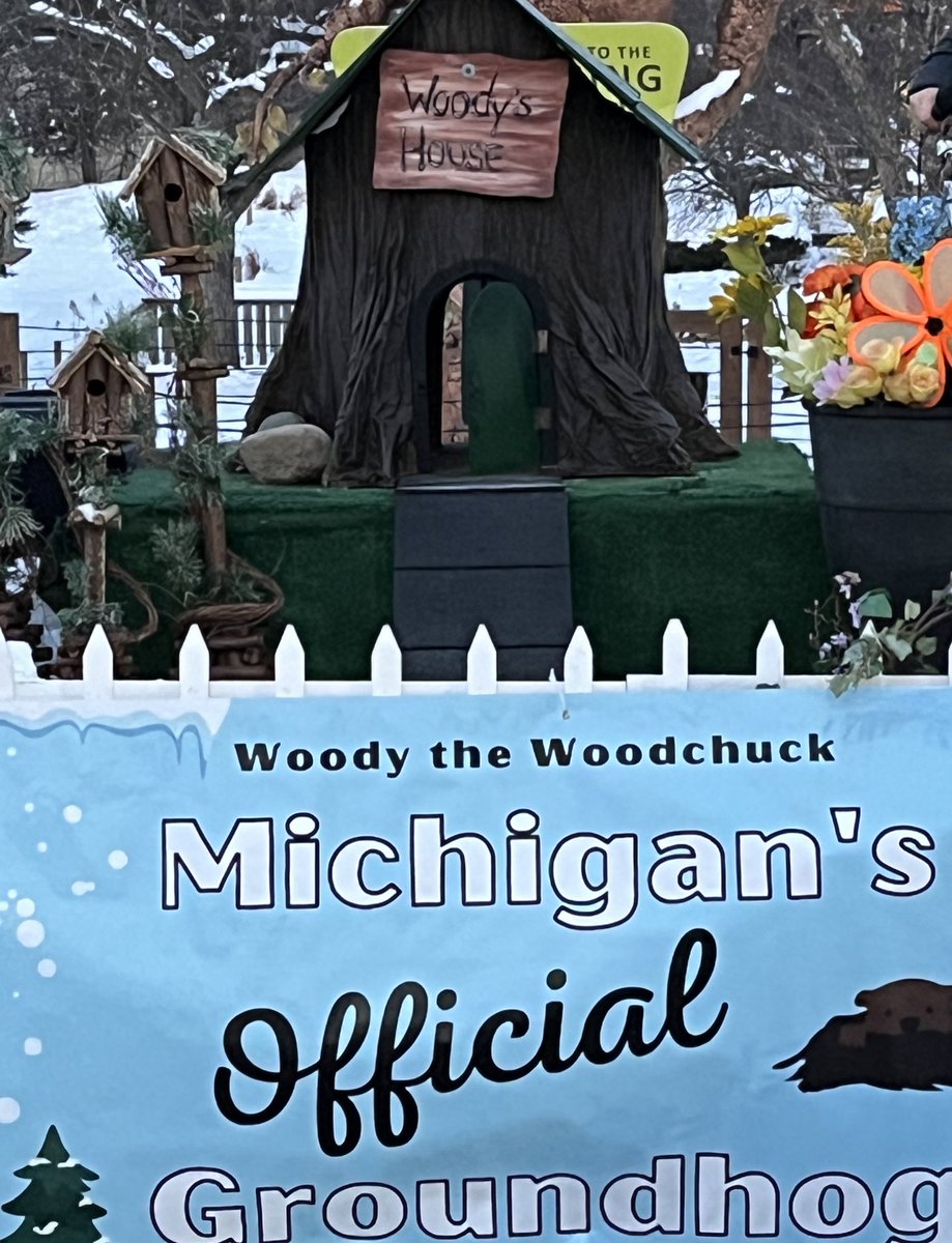 hunter9_j's tweet photo. Woody the Woodchuck is set to make her appearance and winter prediction at 8:30 a.m. at the Howell Nature Center. #GroundhogDay23 #JRNL310W23 https://t.co/YSKNwjxvUK