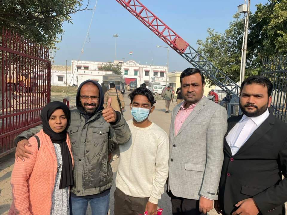 अल्लाह का करम!
सिद्दीक़ कप्पन फाइनली जेल से रिहा हो गए हैं।
परिवार के साथ है मेरे दोस्त Aleemullah Khan जो सिर्फ़ एक फ़ोन पे ज़मानत देने को तैयार हो गये.