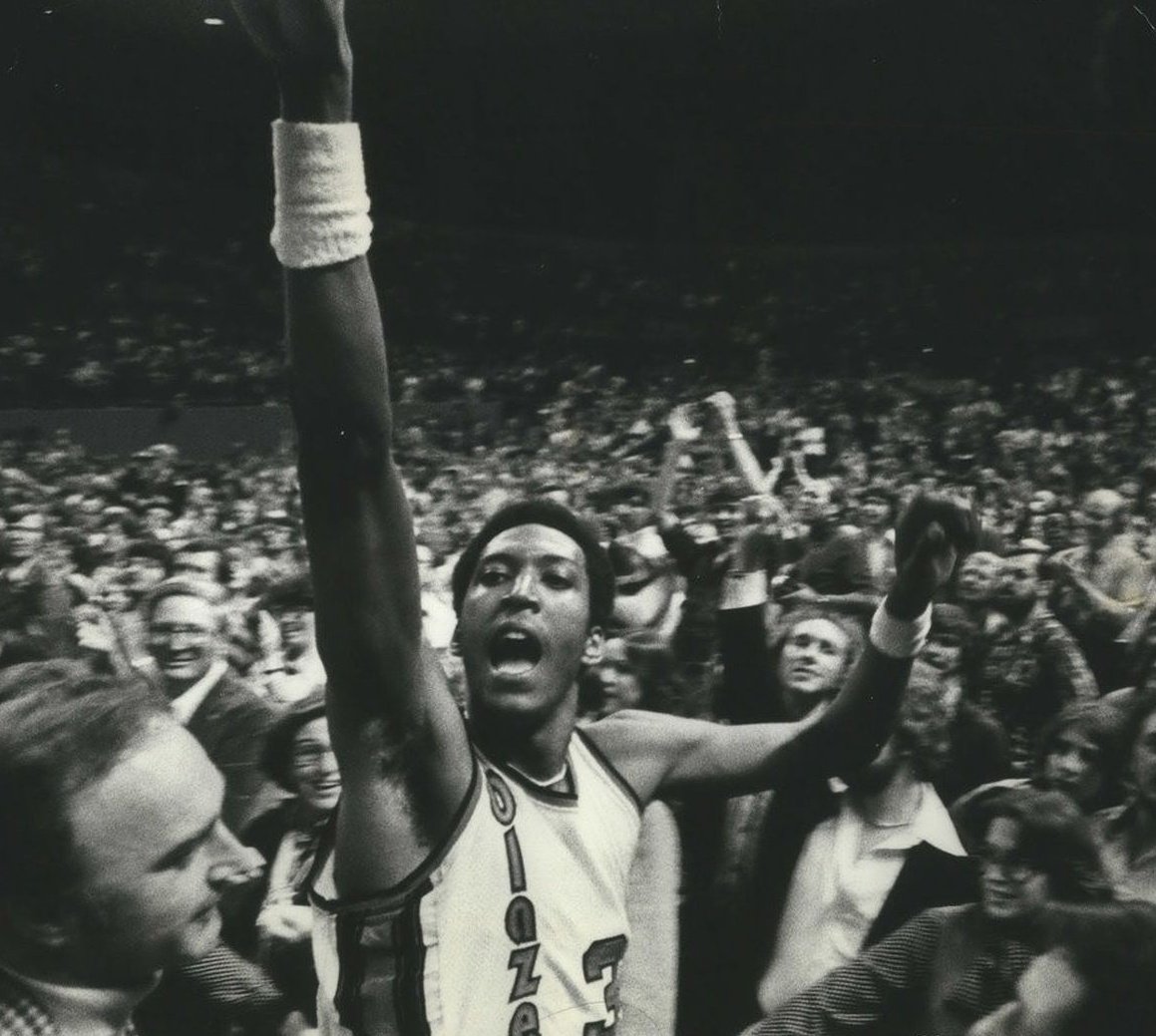 0308oscar's tweet photo. Tal día como hoy hace 69 años, nació en St. Louis (Missouri) Robin Jones. Fue el último miembro de la rotación del juego interior de los Blazers campeones del 77. Su periplo en la NBA apenas duró 2 temp. antes de dirigir su carrera hacia Europa. Siempre en la memoria de los fans. https://t.co/myCj2uB75f