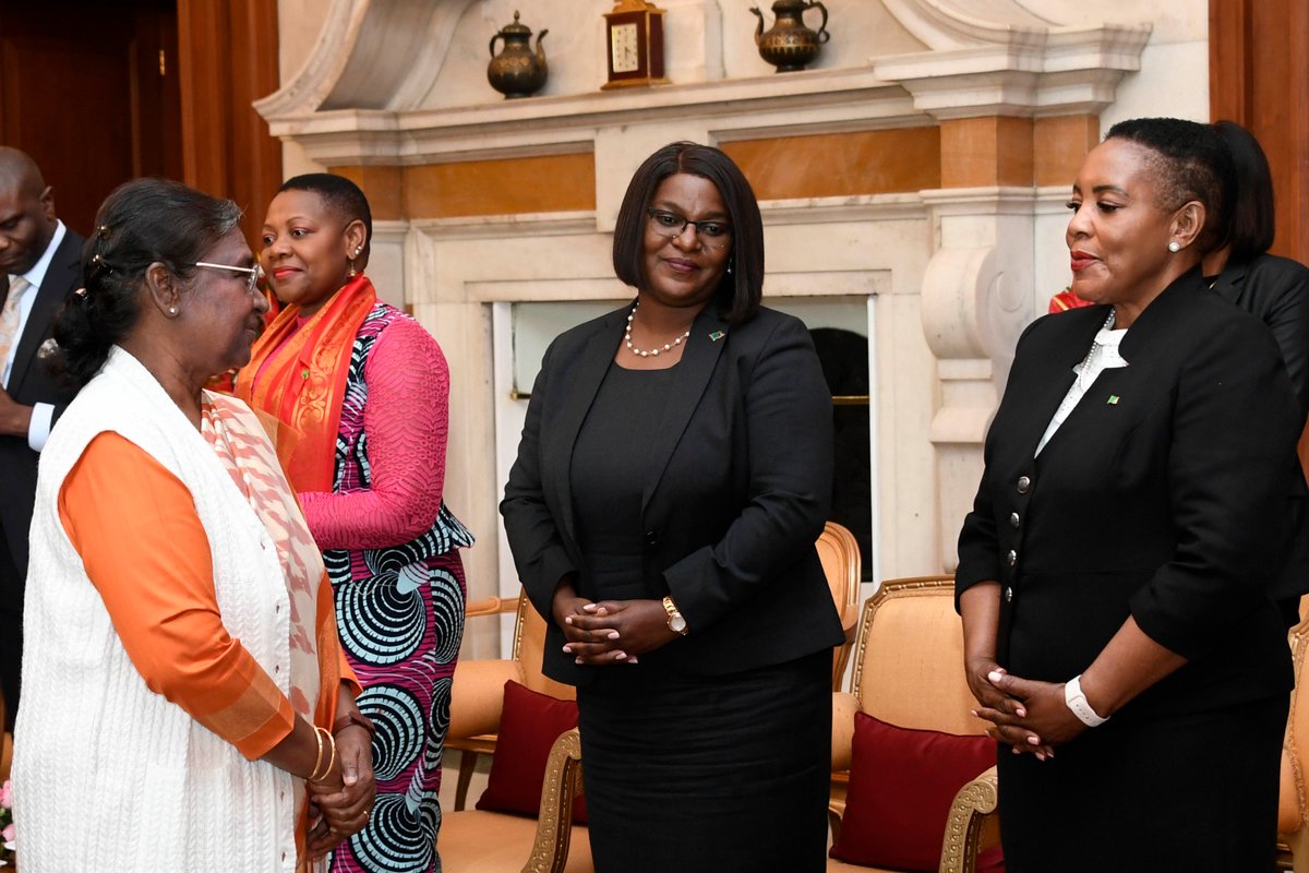 rashtrapatibhvn's tweet photo. A Parliamentary delegation from Zambia led by Ms. Nelly Butete Kashumba Mutti, Speaker of the National Assembly of Zambia called on President Droupadi Murmu at Rashtrapati Bhavan. https://t.co/y28ZVeMHxJ https://t.co/o2zNZRY2nX