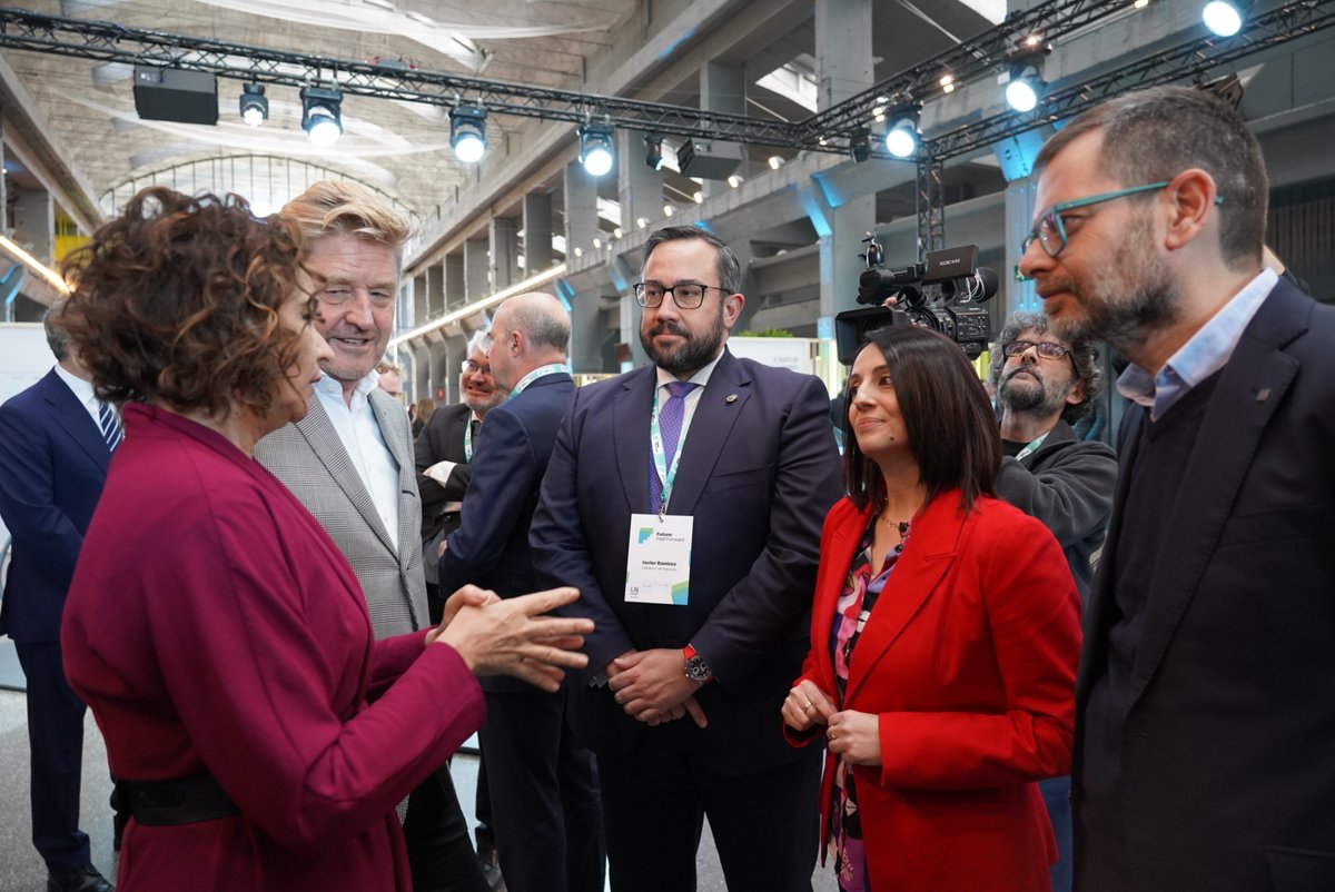 GVAMediAmbient's tweet image. 🚘🔋La consellera @Rebeca_Torro posa en valor "la col·laboració entre la @generalitat i el sector empresarial per a situar a la CV com a hub internacional de l'electromobilitat"

🤝 Presentació de #FutureFastForward liderat per @VWGroup ➕60 empreses

📄 bit.ly/3HReOx5