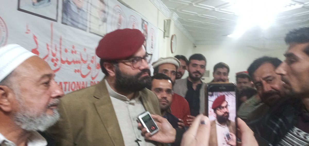 NisarPakhtoonY5's tweet image. عوامی نیشنل پارٹی کے صوبائی صدر ایمل ولی خان پولیس ٹوپی پہن کر باچاخان مرکز میں پولیس لائن کے سانحے کے پریس کانفرس کے موقعہ پر
#WeStandWithKPPolice