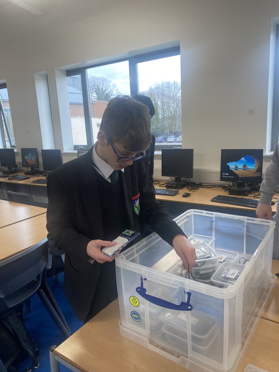 SWCHS_Computing's tweet image. Some of our year 9 computing students making a burglar alarm circuit and programming it. 🖥️⌨️