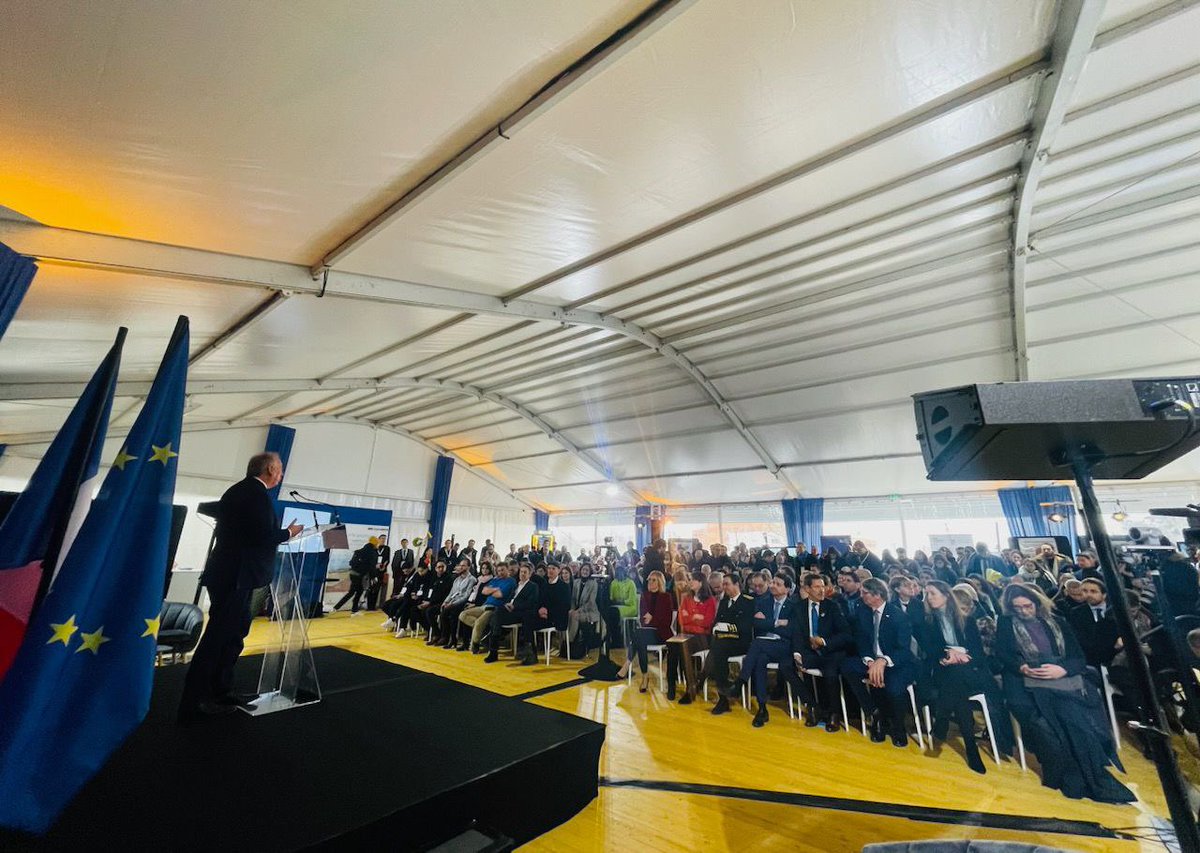 MoDem92's tweet photo. Aujourd’hui à #Clamart, François @bayrou et @AgnesRunacher ont lancé le plan #géothermie.
La #Geothermie est une source d’énergie naturelle, locale et renouvelable qui permet d’aménager durablement nos villes en répondant tant aux besoins de chauffage urbain que de climatisation. https://t.co/JLFTEJG3mI