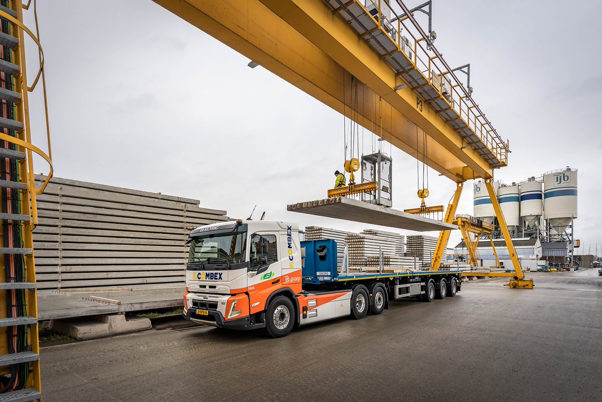 Eerste full electric truck op 31 januari 2023 in gebruik genomen in de bouwlogistiek dankzij een samenwerkingsverband tussen de IJB Groep en Combex. Een belangrijke stap in hun streven naar een duurzame toekomst!

ap.lc/hbn3I

#ijbgroep #co2reductie #verduurzamen