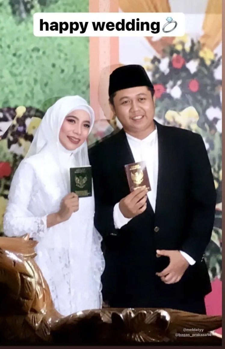 meldarame's tweet photo. Nikah di KUA emang wajib banget trending. Foto dengan background dari KUAnya.Memang sederhana itu indah https://t.co/cvF2fh9haw
