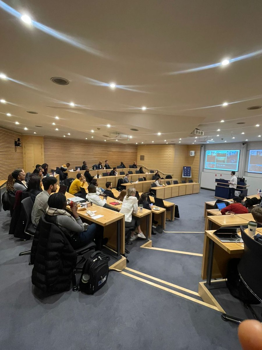 OxfordABA's tweet image. #tb to @WarrenHandley's #MBASpotlight talk on his 6000km walk in aid of Early Childhood Development over 6 months &amp;amp; 6 countries including climbing Mt. Kilimanjaro. 

The journey captured on @WalkWithUs2017 is one of grit, dedication &amp;amp; valuable insights.